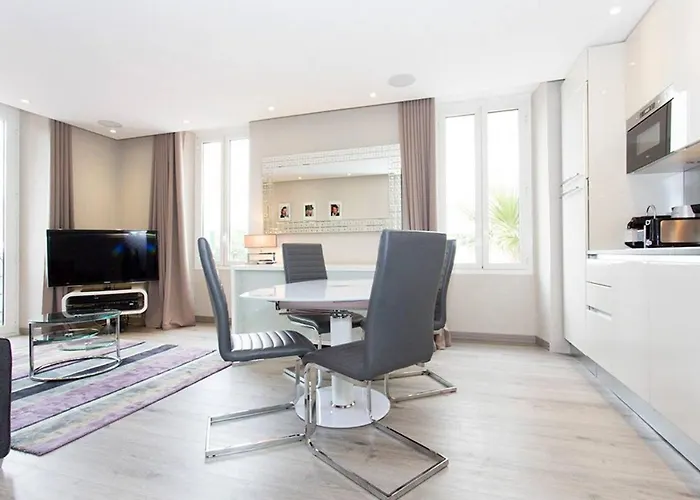 1 Bedroom In Front Of The Palais! Daire *