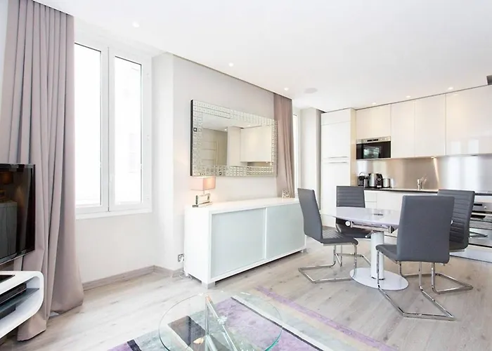 Daire 1 Bedroom In Front Of The Palais!